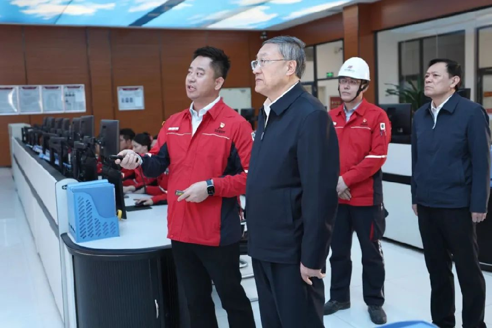 坚定信心  勇毅前行  |自治区党委书记李邑飞一行莅临宝廷新材料指导调研